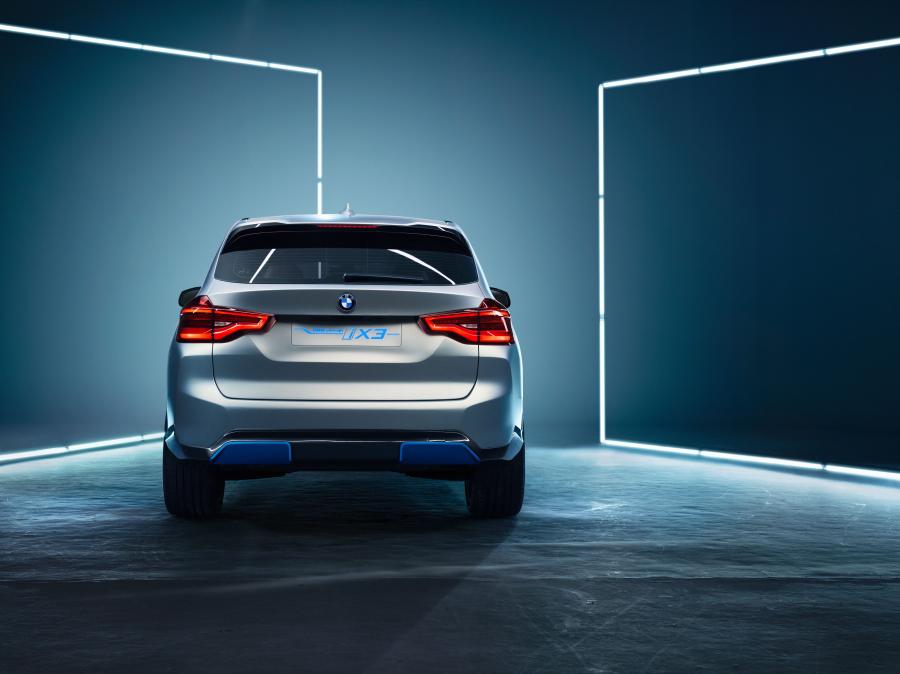  BMW Concept iX3 2018 года  (фото 7 из 17)